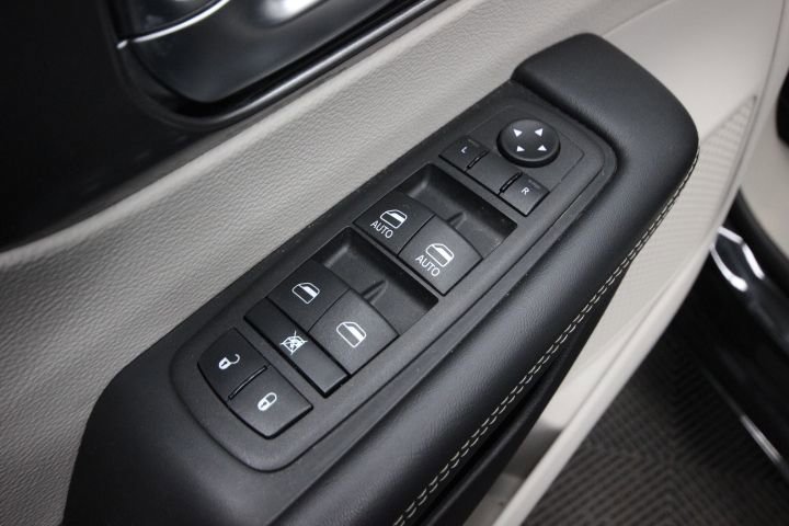 Used 2023 Chrysler Pacifica Touring-L image 13