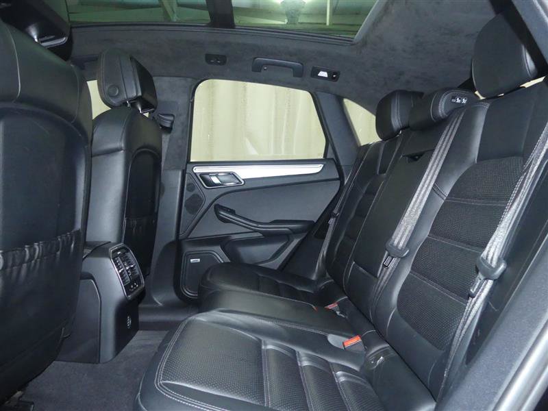 Used 2018 Porsche Macan Turbo AWD/4WD image 24