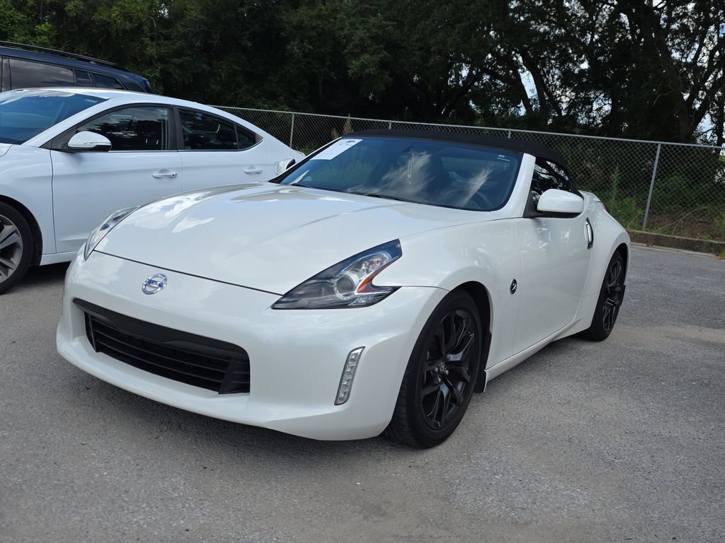 Used 2018 Nissan 370Z Roadster RWD image 3