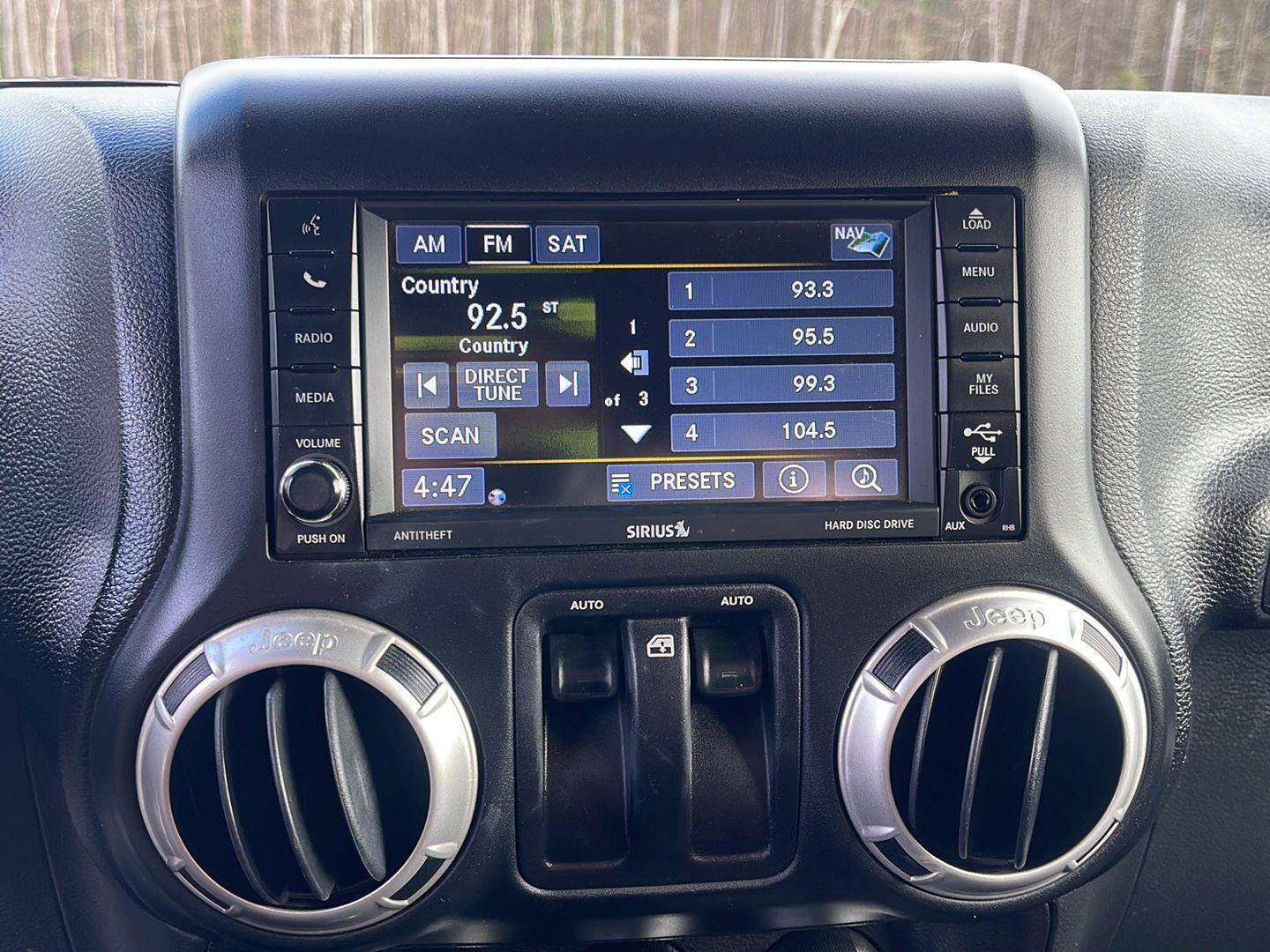 Used 2016 Jeep Wrangler Sahara w/ Connectivity Group image 17