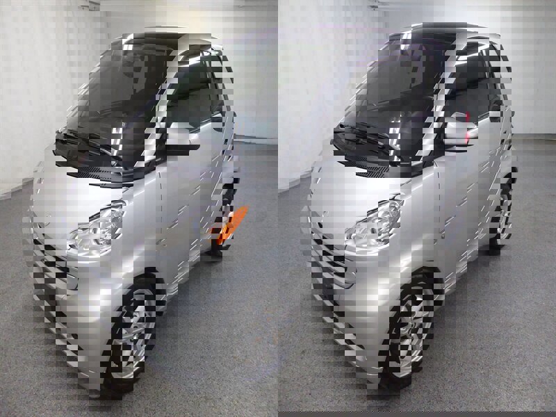 Used 2011 smart fortwo pure image 3