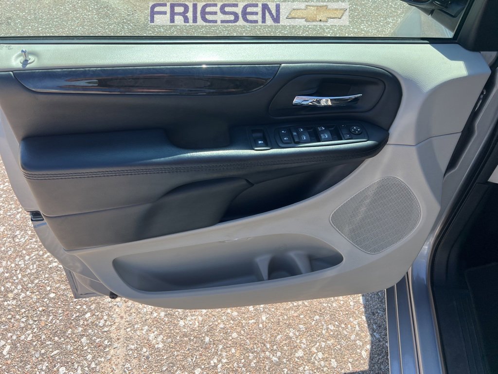 Used 2016 Dodge Grand Caravan SXT w/ Rear Park Assist Package image 14