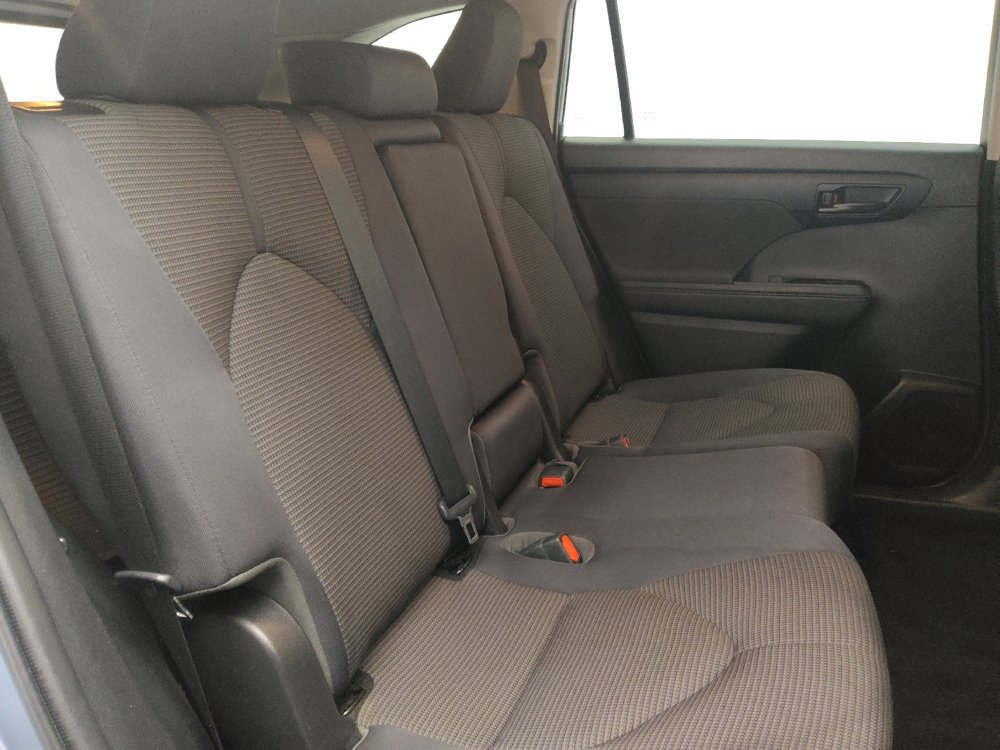 Used 2020 Toyota Highlander LE image 19
