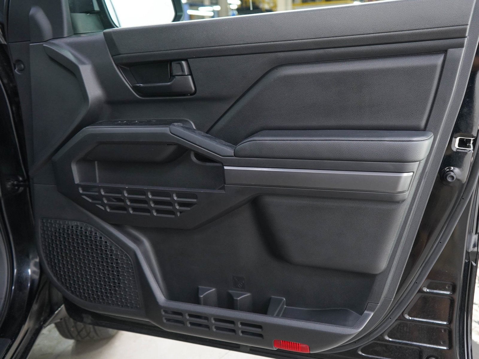 Used 2025 Toyota Tacoma SR5 AWD/4WD image 9