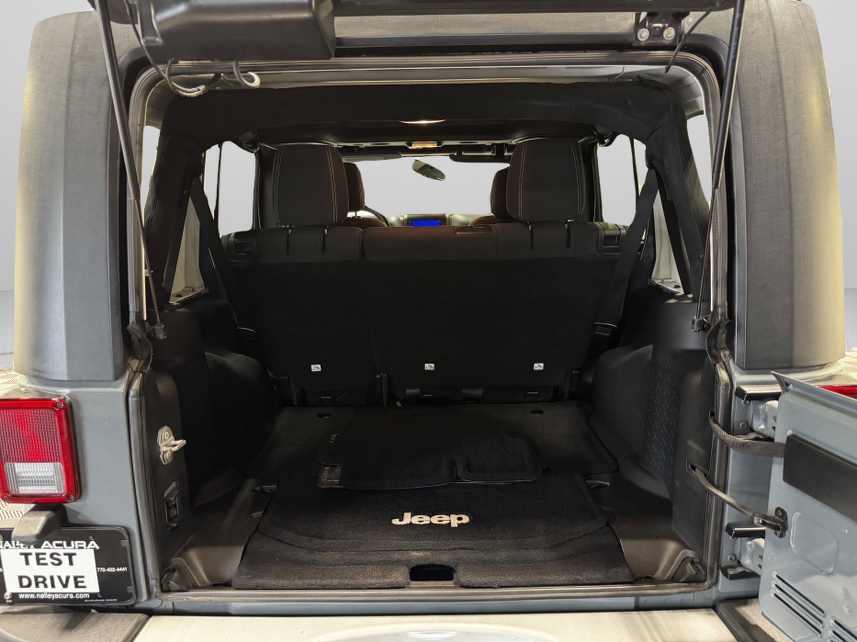 Used 2015 Jeep Wrangler Unlimited Sahara AWD/4WD image 15