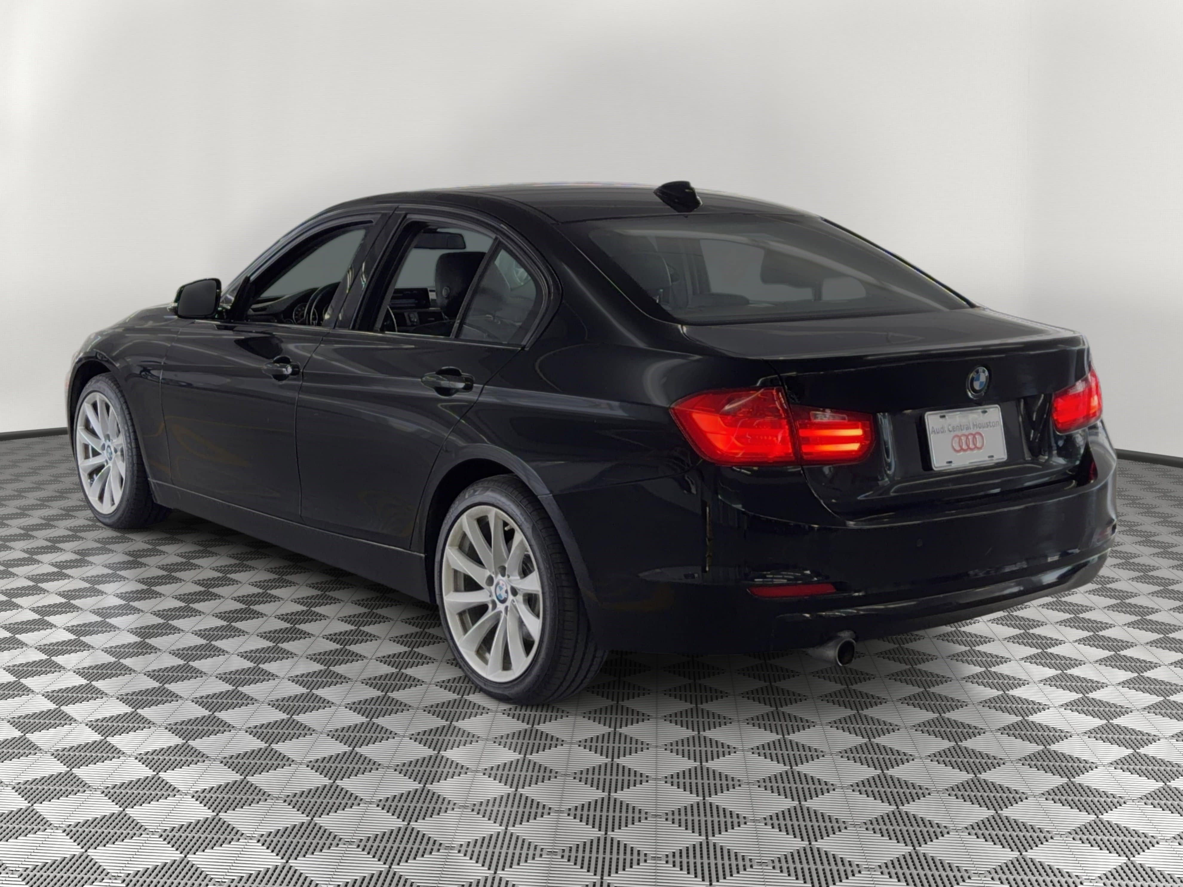 Used 2015 BMW 320i xDrive Sedan AWD/4WD image 3