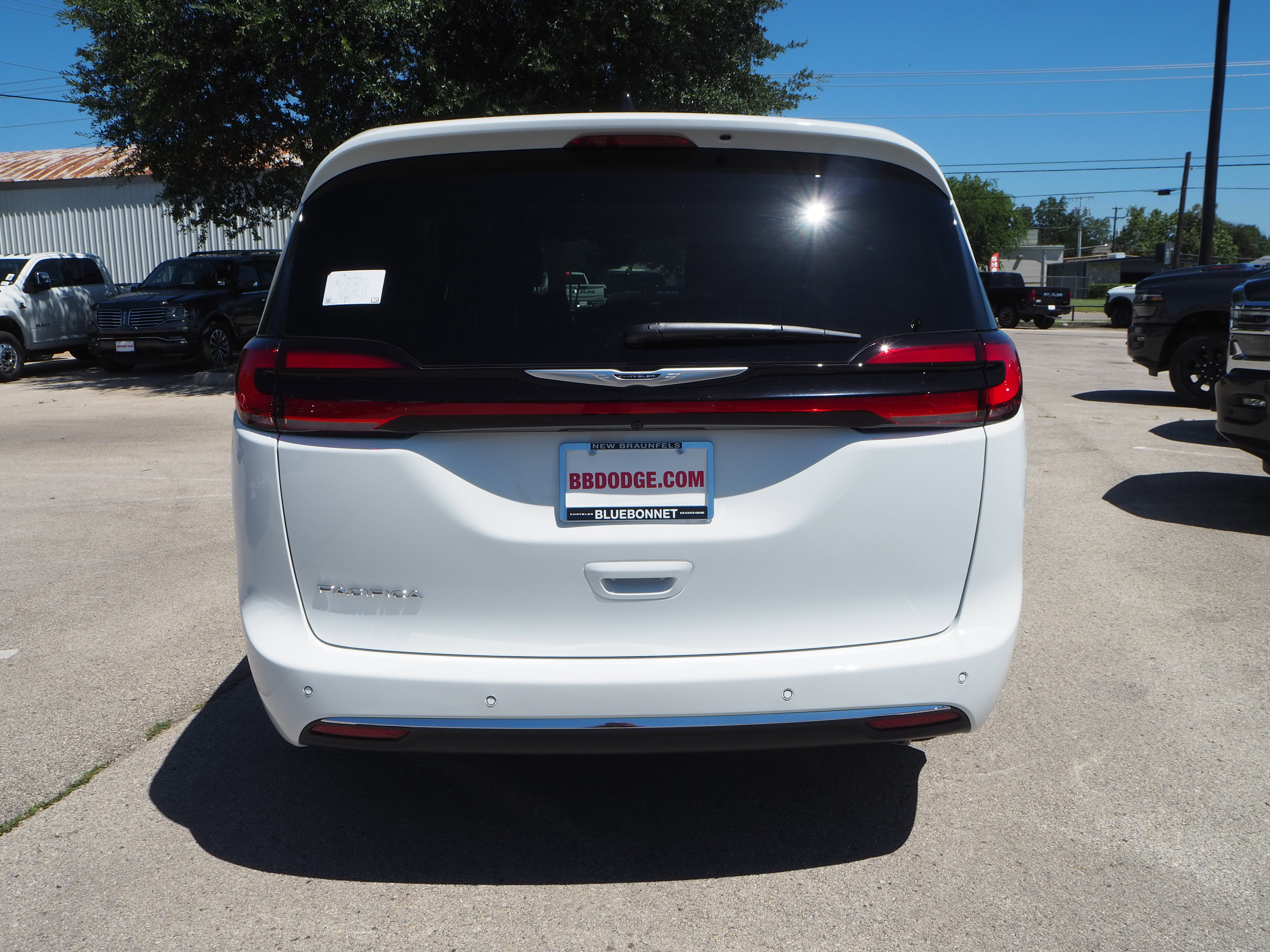 New 2025 Chrysler Pacifica Select w/ Uconnect Theater Family Group FWD image 7