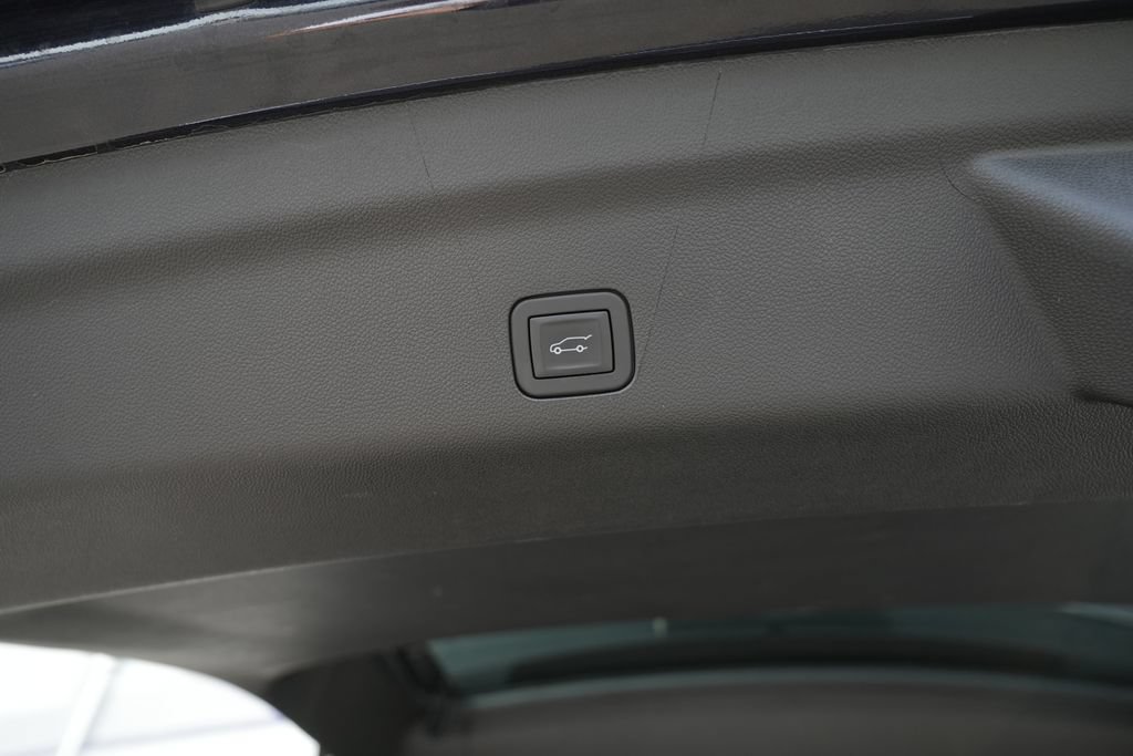 Used 2025 Chevrolet Suburban Premier AWD/4WD image 16