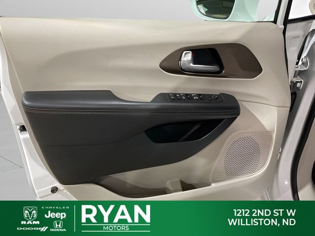 Used 2018 Chrysler Pacifica Touring-L FWD image 34