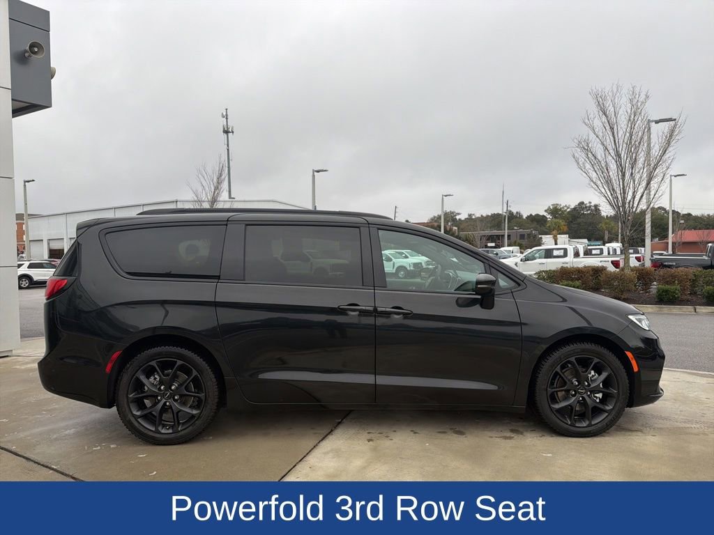 Used 2023 Chrysler Pacifica Limited w/ Uconnect Theater Family Group image 2