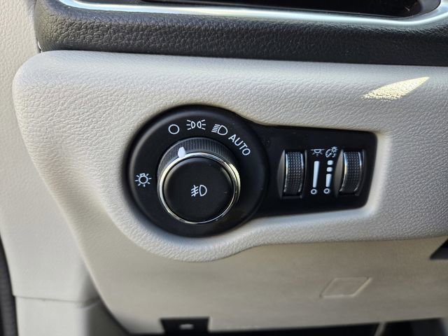 Used 2023 Chrysler Pacifica Limited image 23