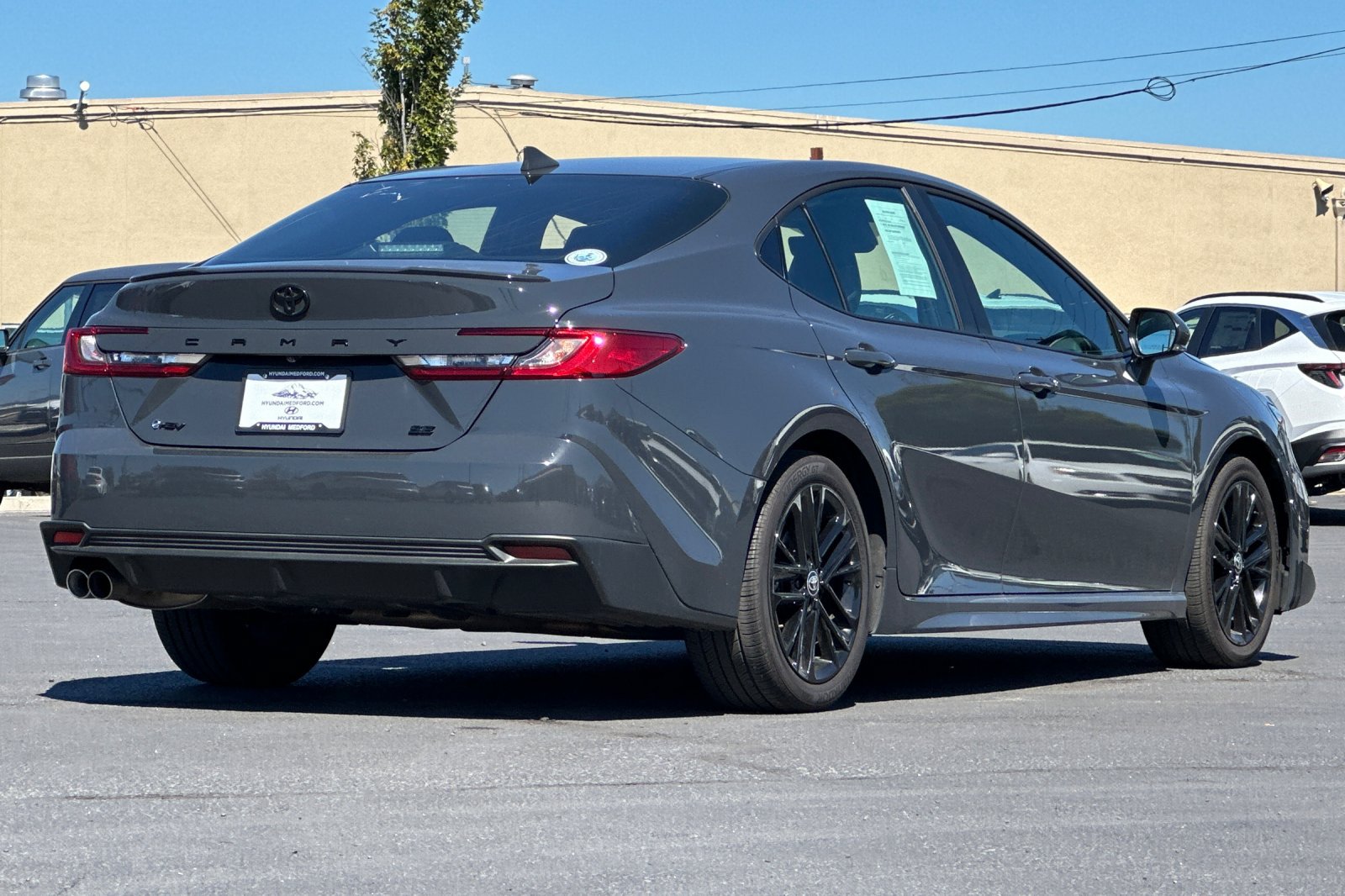 Used 2025 Toyota Camry SE w/ Convenience Package FWD image 4