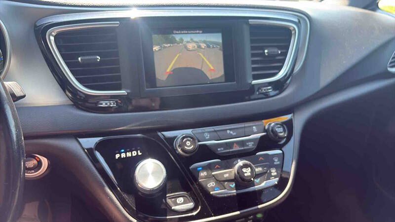 Used 2020 Chrysler Pacifica Touring w/ S Appearance Package FWD image 14