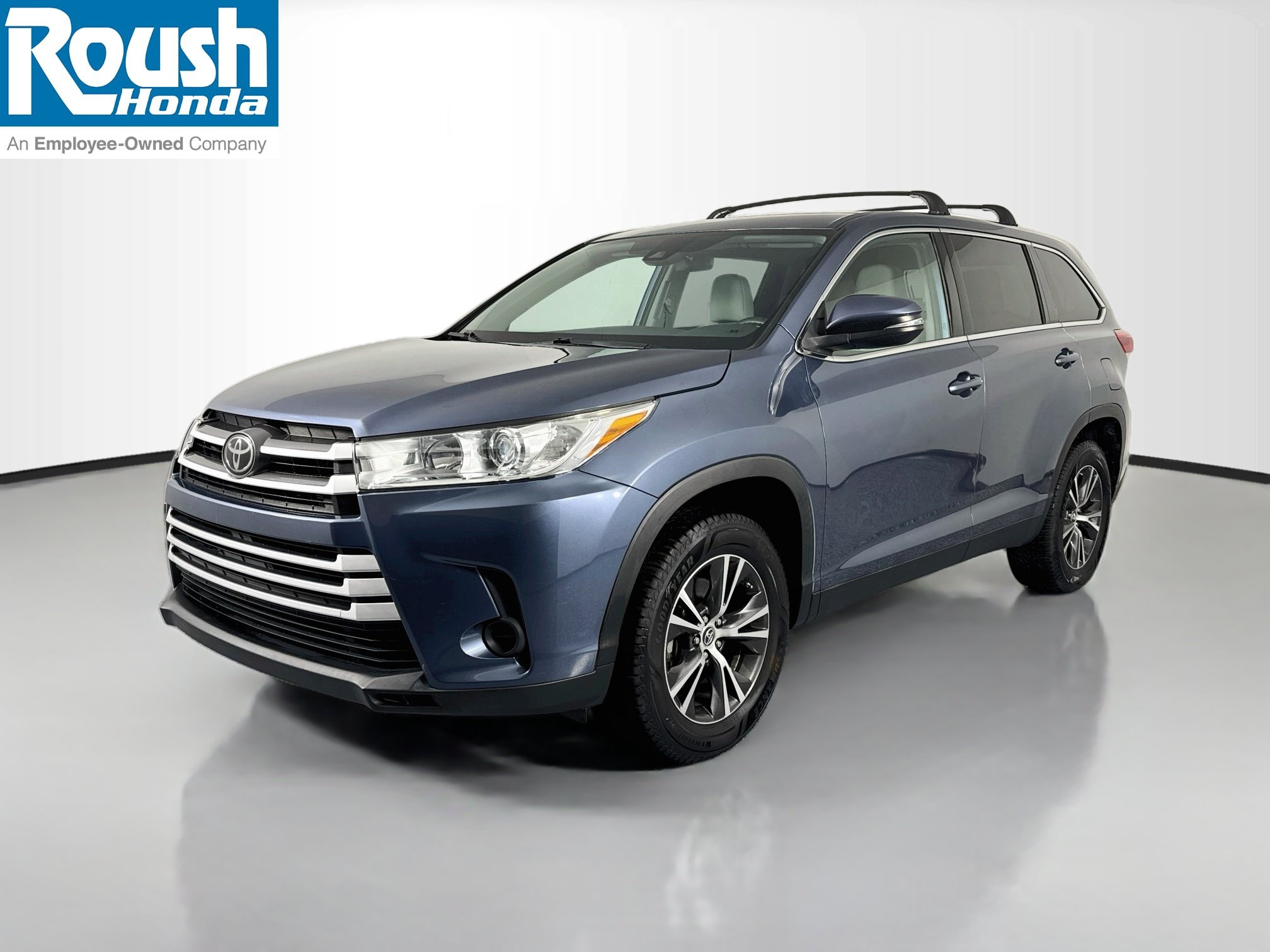 Used 2019 Toyota Highlander LE FWD image 1