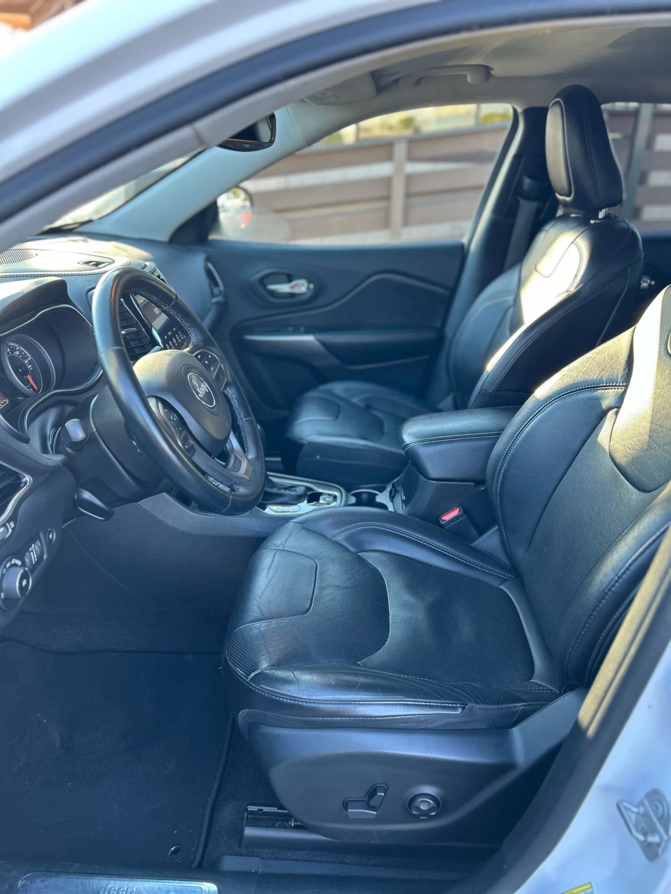 Used 2019 Jeep Cherokee Limited image 25