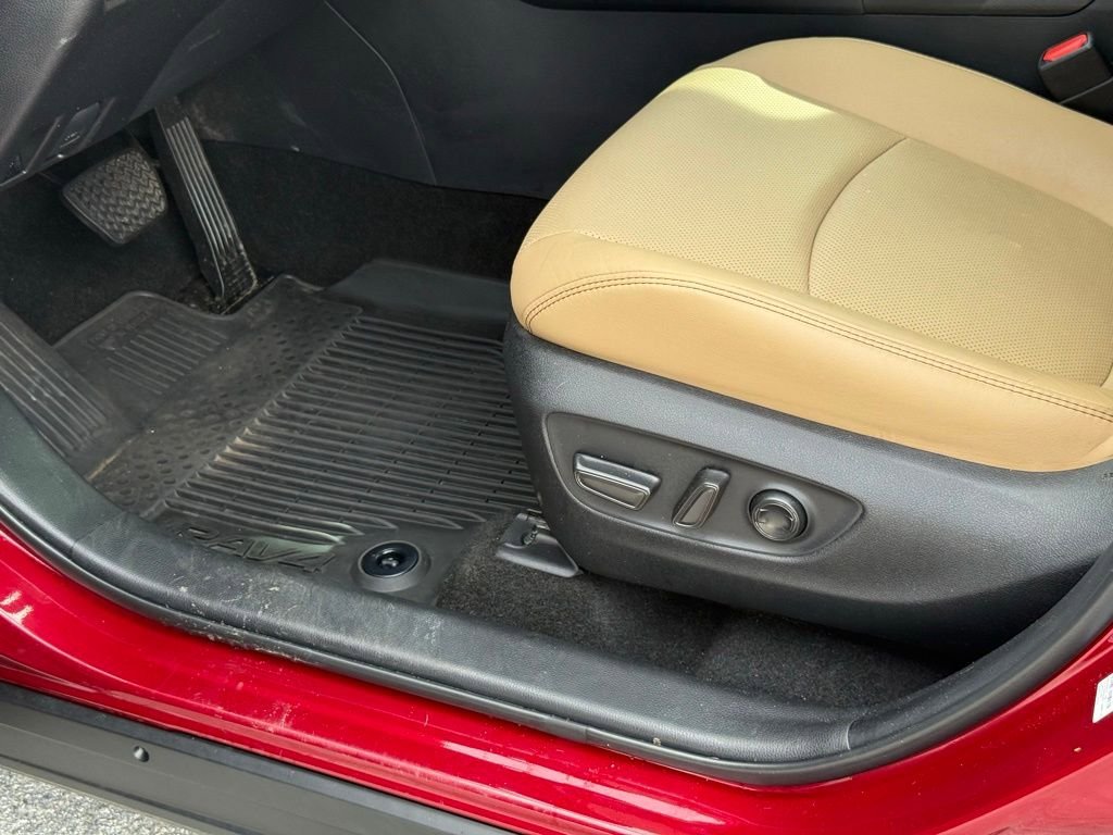 Used 2022 Toyota RAV4 Limited AWD/4WD image 25