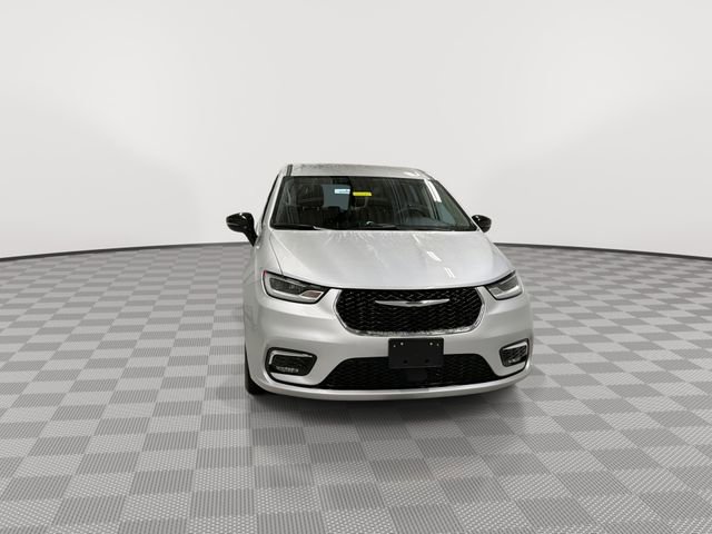 Used 2024 Chrysler Pacifica Touring-L image 3