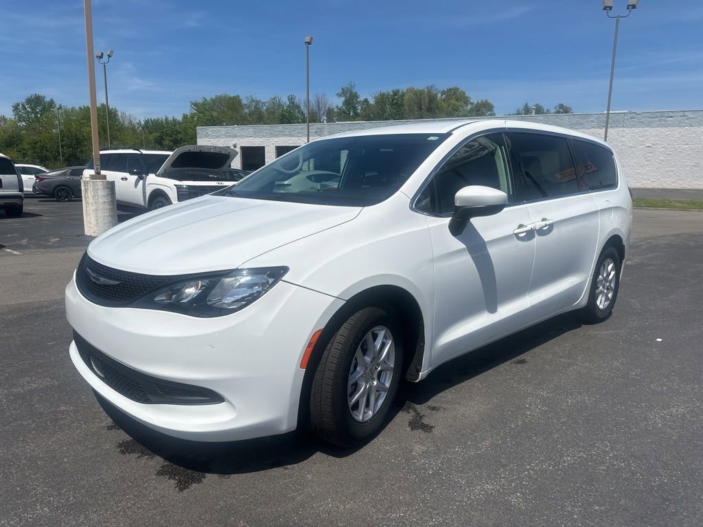 Used 2022 Chrysler Voyager LX image 14