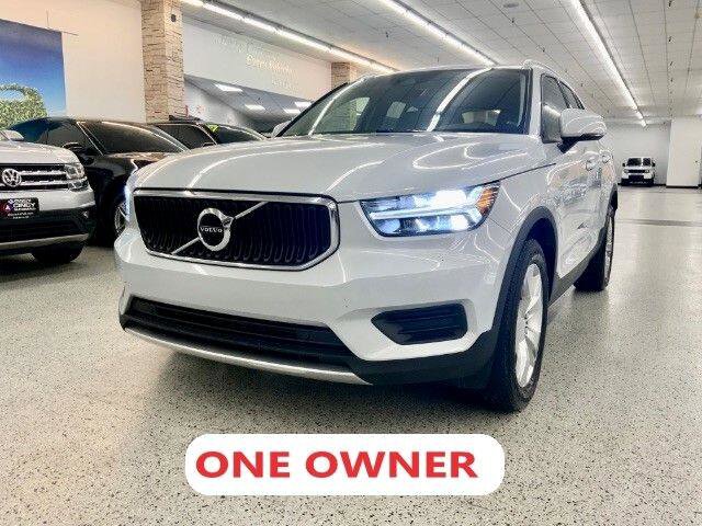 Used 2022 Volvo XC40 T4 Momentum image 1