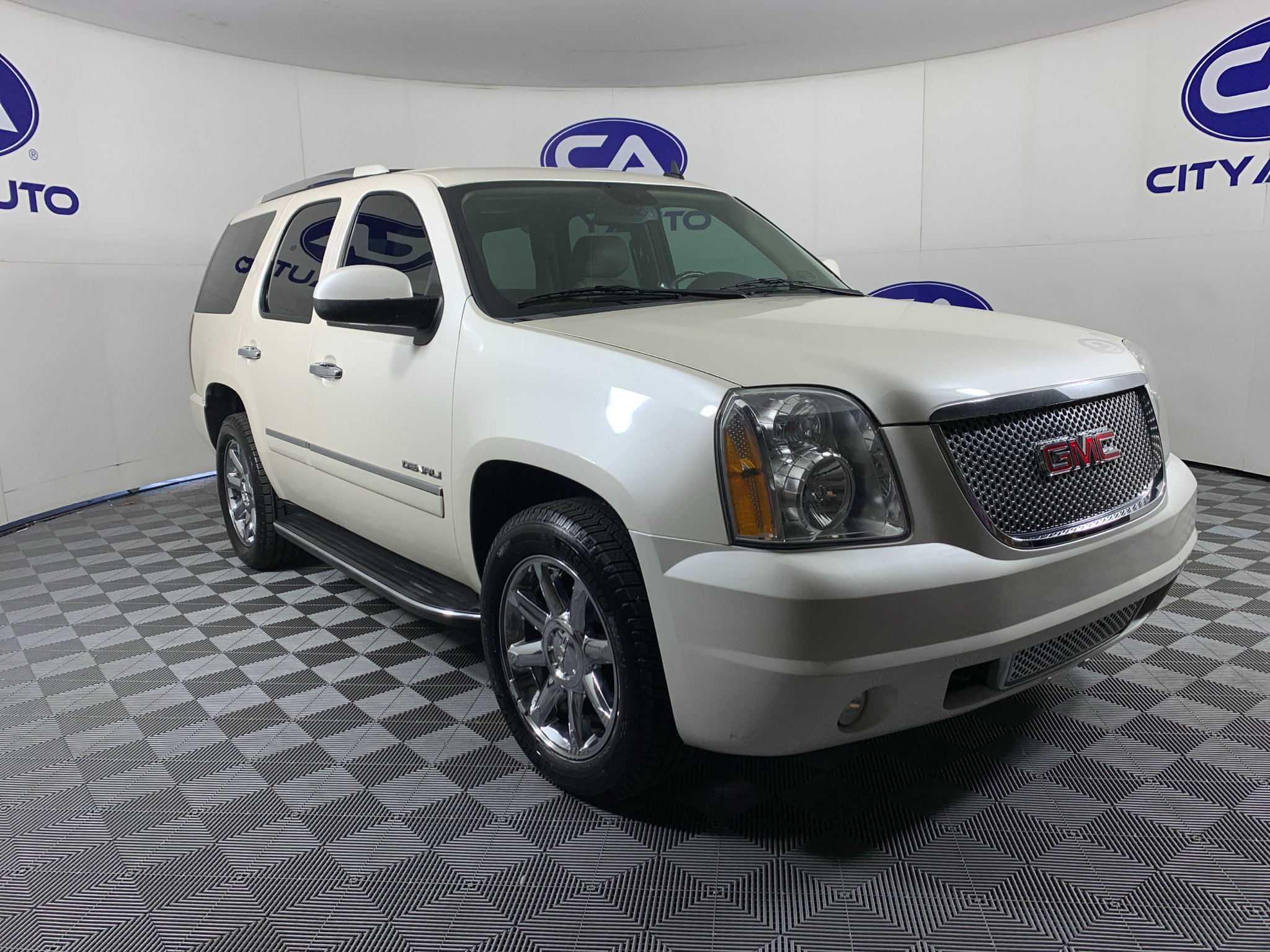 Used 2014 GMC Yukon Denali RWD image 1
