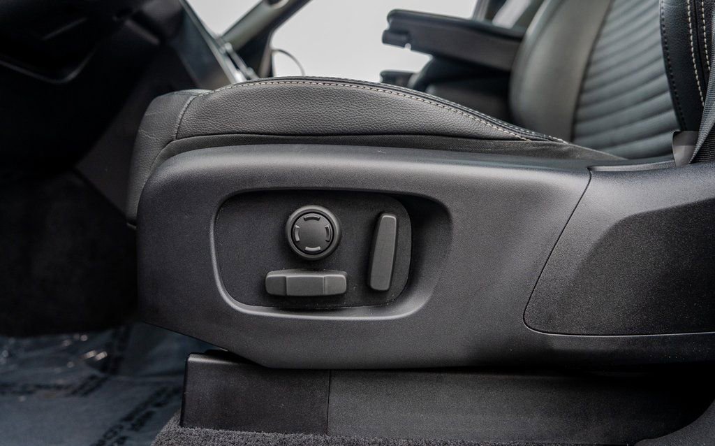 Used 2023 Land Rover Discovery S R-Dynamic image 17