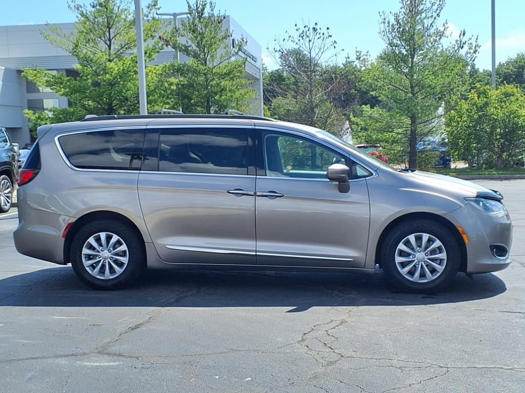 Used 2017 Chrysler Pacifica Touring-L image 8
