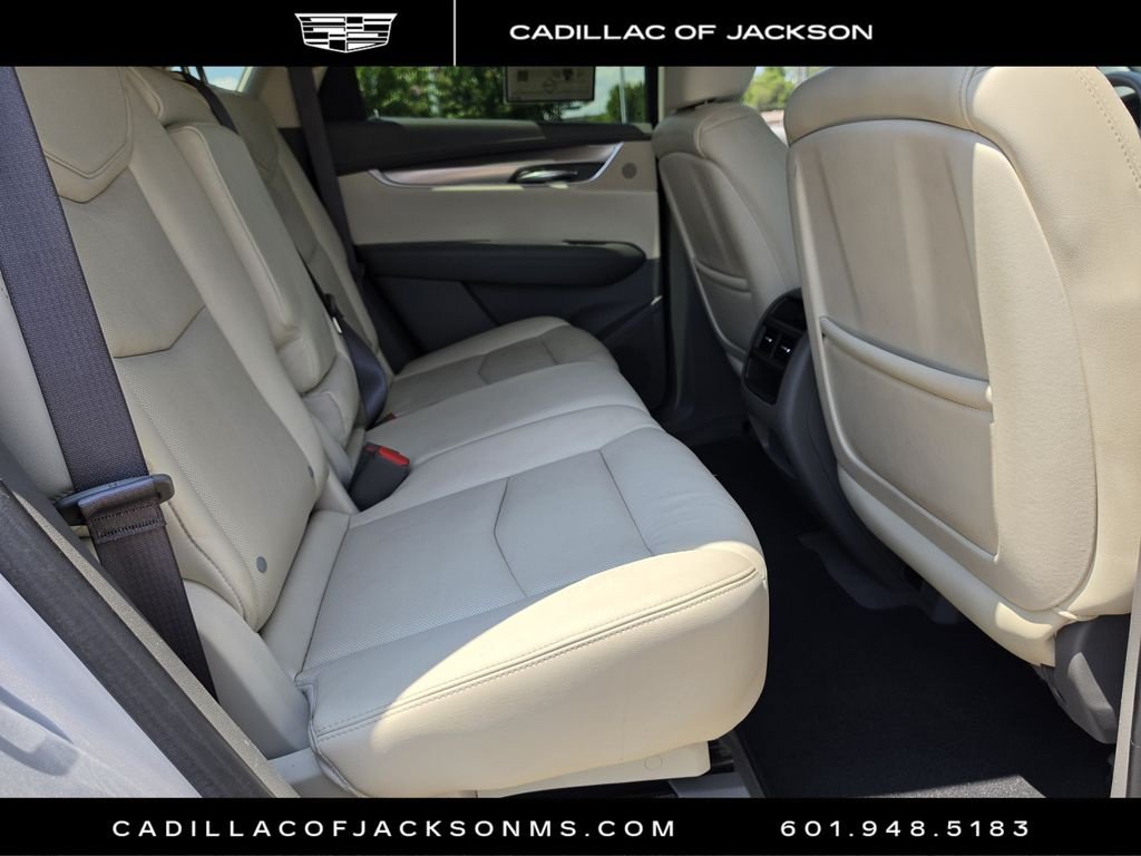 Used 2017 Cadillac XT5 Premium Luxury w/ Driver Assist Package FWD image 3
