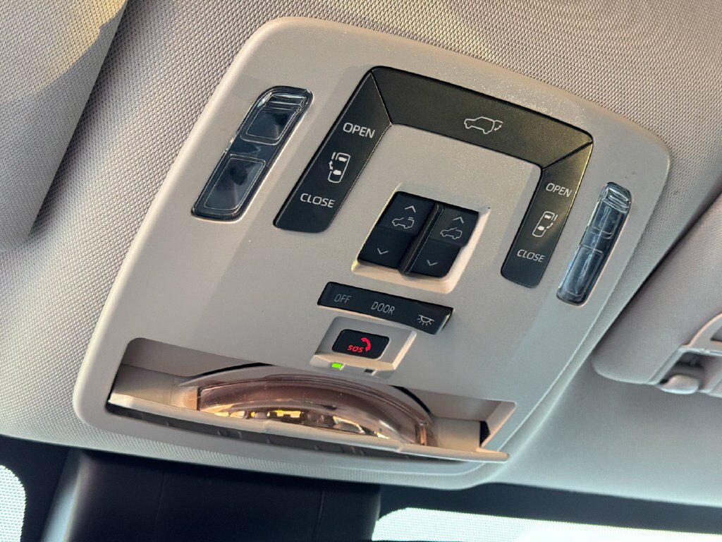 Used 2025 Toyota Sienna XLE FWD image 35