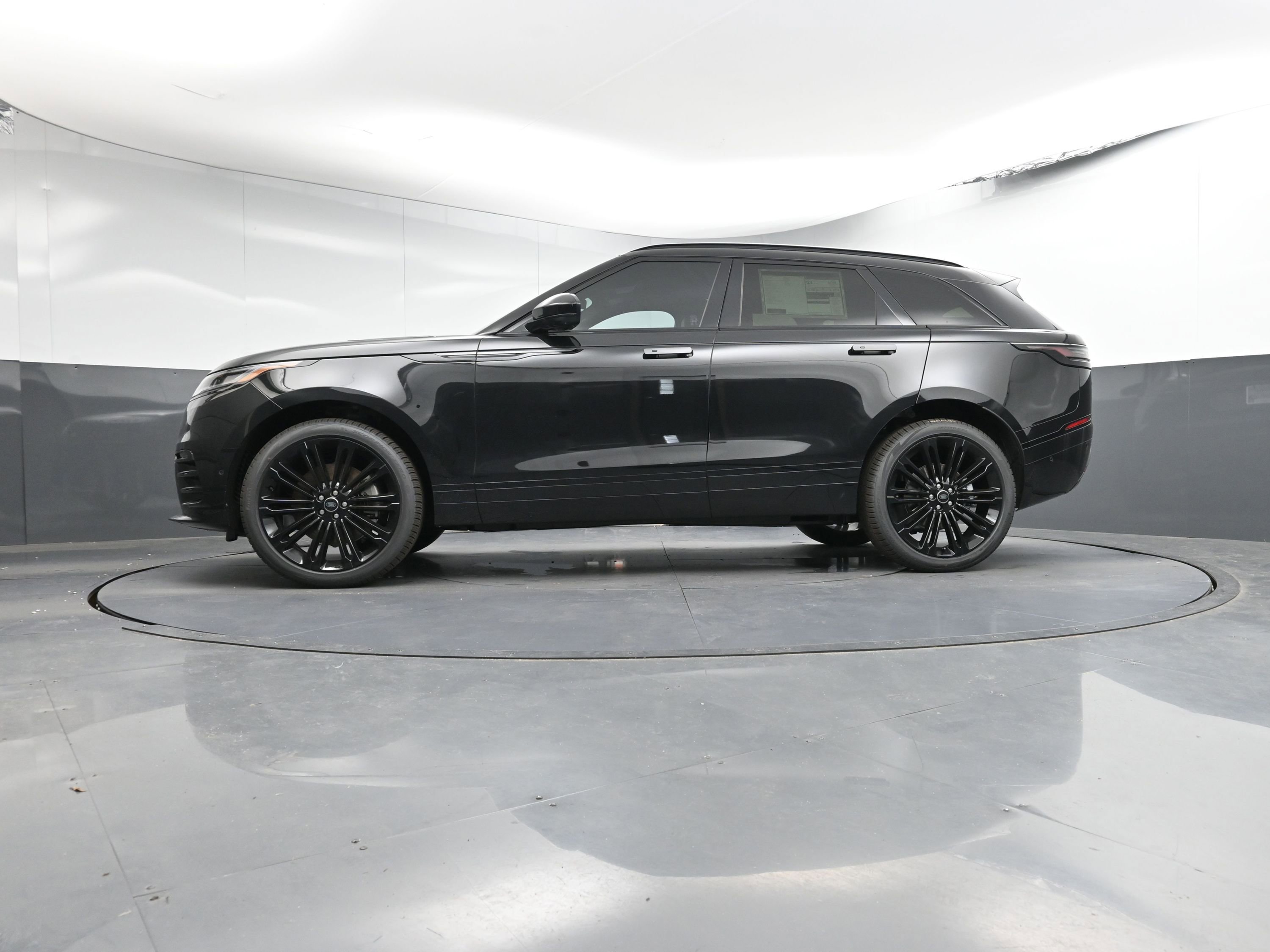 New 2026 Land Rover Range Rover Velar Dynamic SE image 28