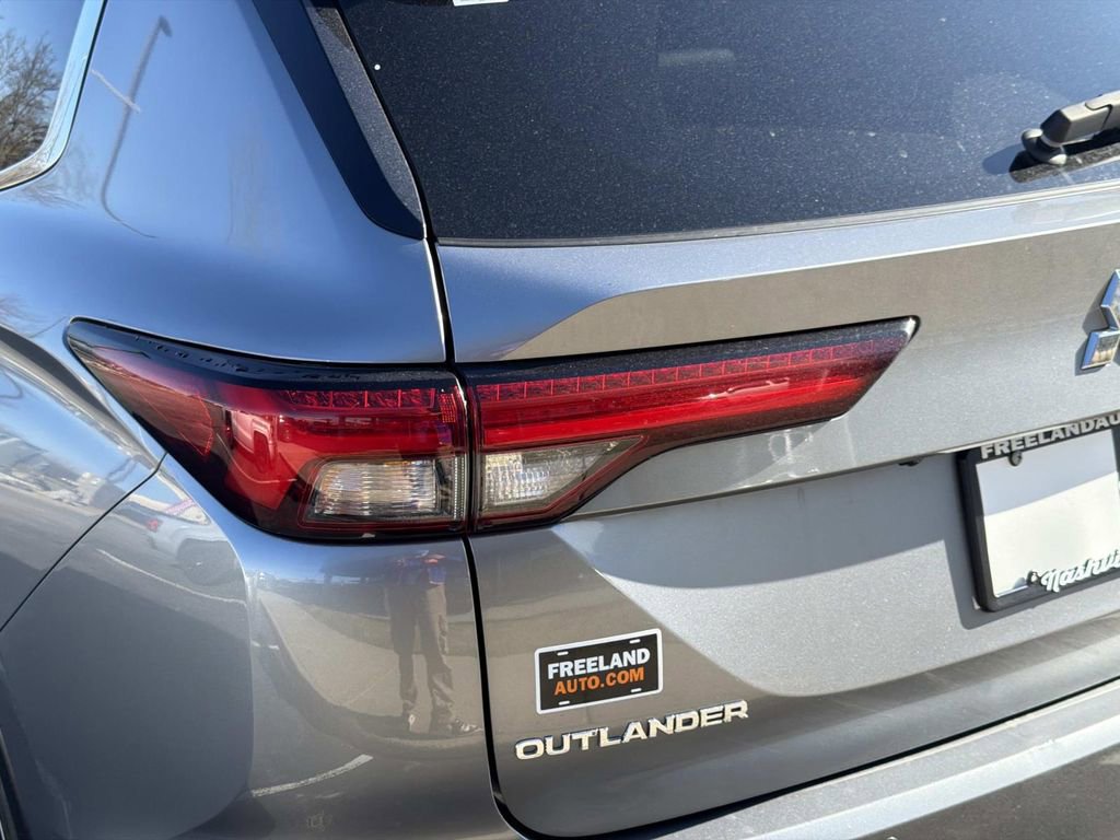 Used 2024 Mitsubishi Outlander SE image 12