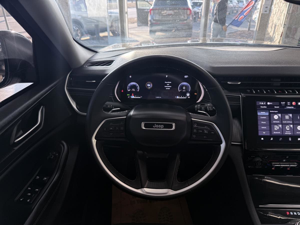 Used 2023 Jeep Grand Cherokee Laredo w/ Luxury Tech Group I image 45