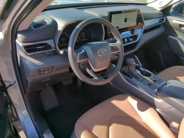 Certified 2025 Toyota Highlander Limited image 9