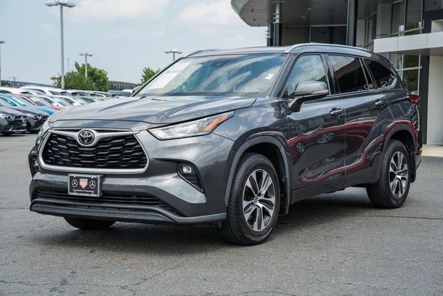 Used 2020 Toyota Highlander XLE AWD/4WD image 3