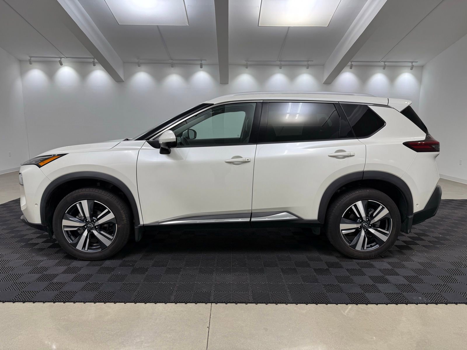 Used 2022 Nissan Rogue SL w/ SL Premium Package image 5