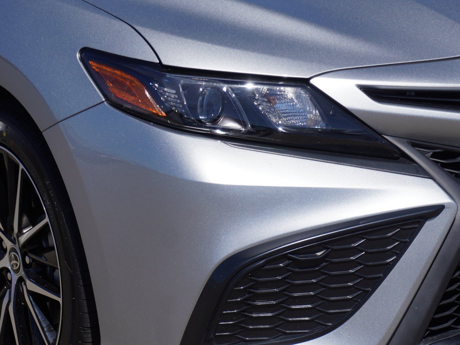 Used 2021 Toyota Camry SE FWD image 3
