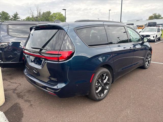Certified 2025 Chrysler Pacifica Limited AWD/4WD image 4