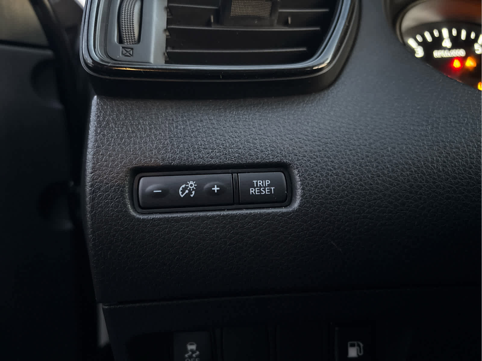 Used 2018 Nissan Rogue S image 27