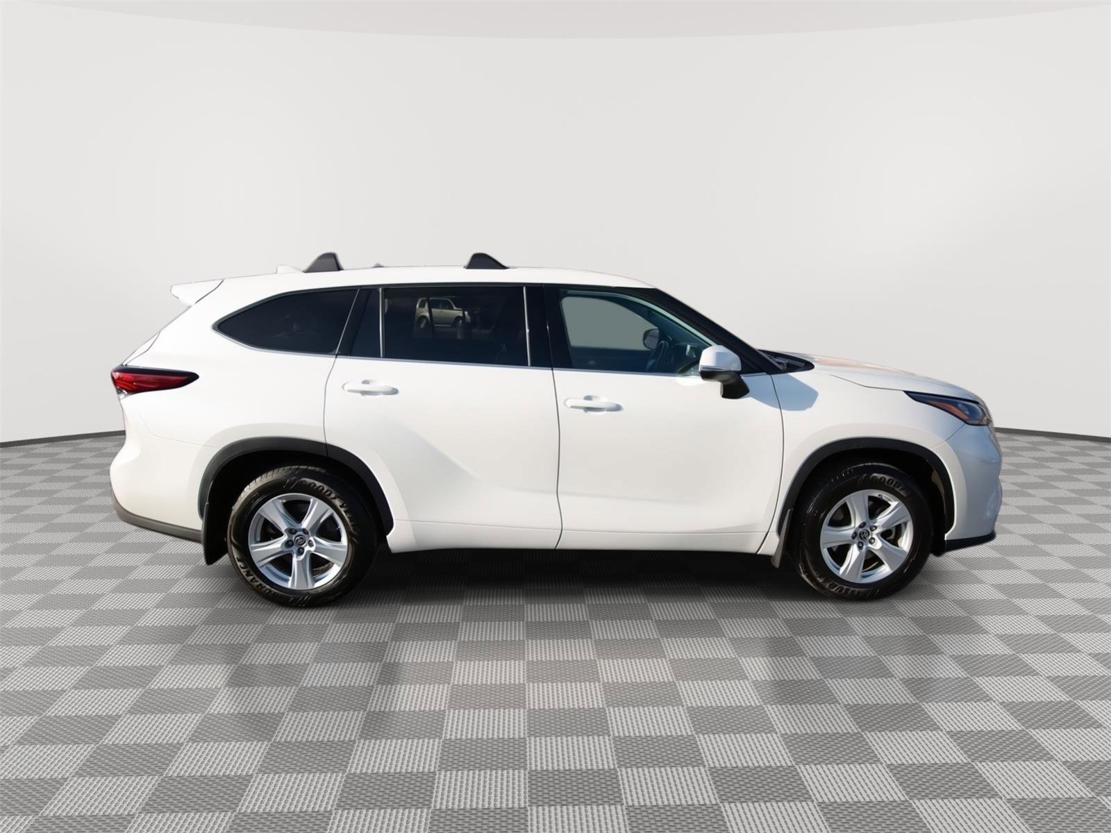 Used 2020 Toyota Highlander LE image 2