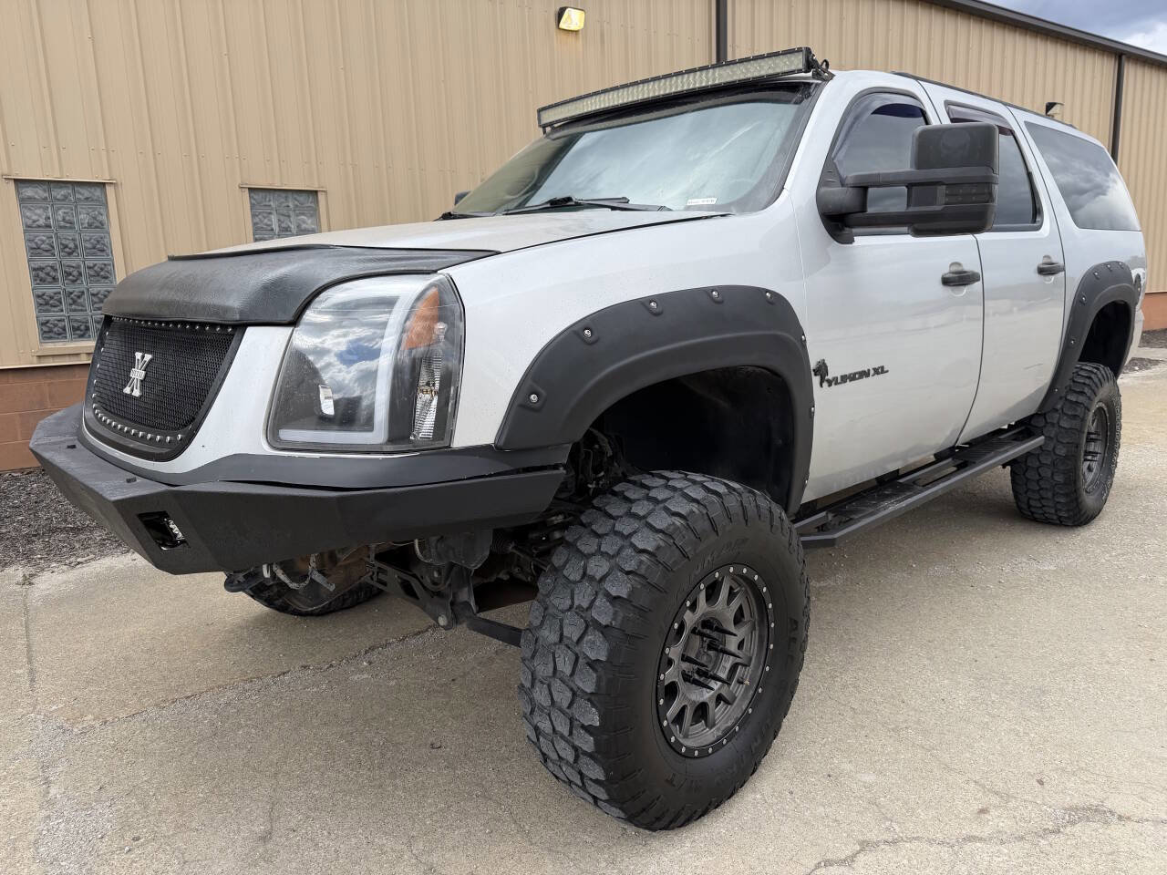 Used 2011 GMC Yukon XL SLE image 1