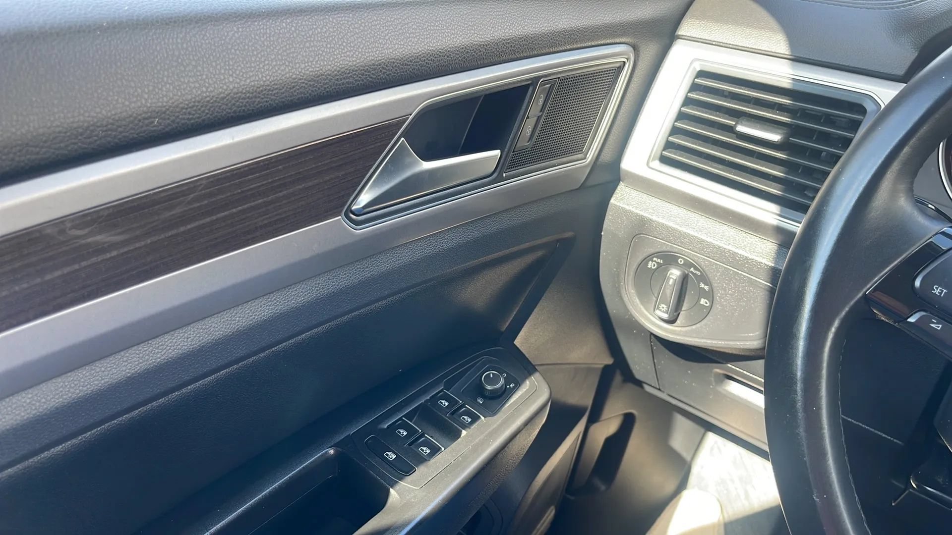 Used 2019 Volkswagen Atlas SE w/ Panoramic Sunroof Package FWD image 18