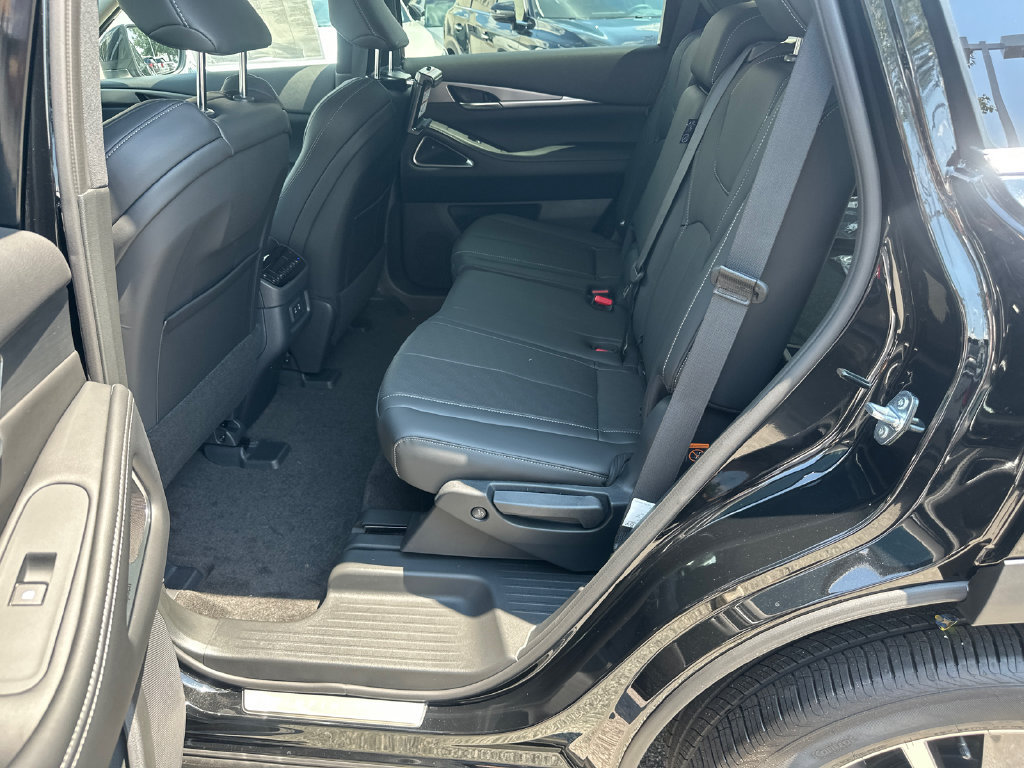 New 2027 INFINITI QX60 Luxe w/ Family Package FWD image 17