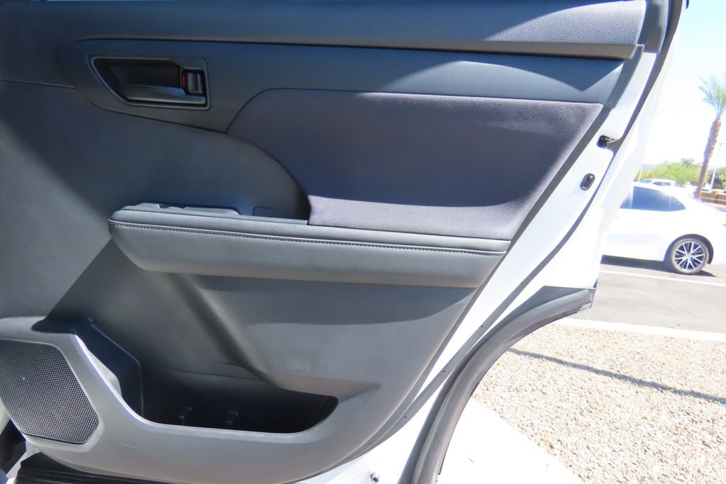 Certified 2022 Toyota Highlander L image 26