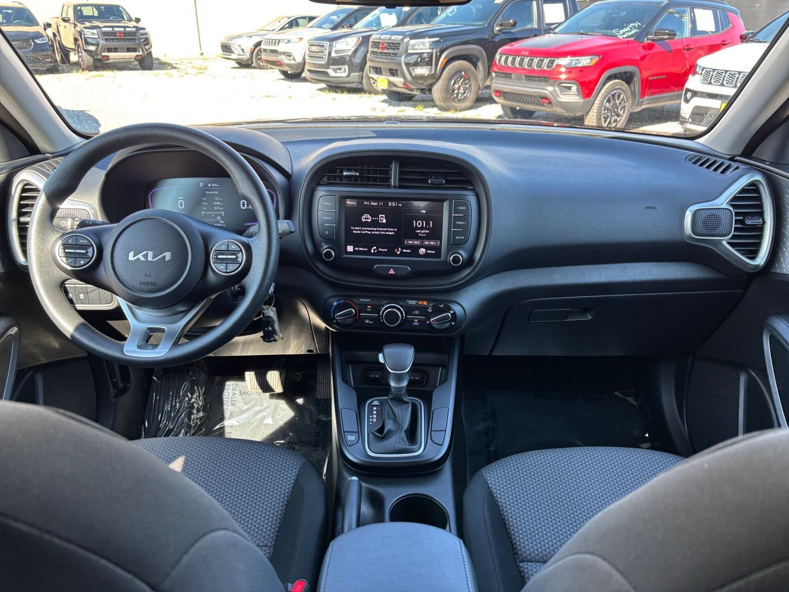 Used 2025 Kia Soul LX w/ LX Technology Package FWD image 31