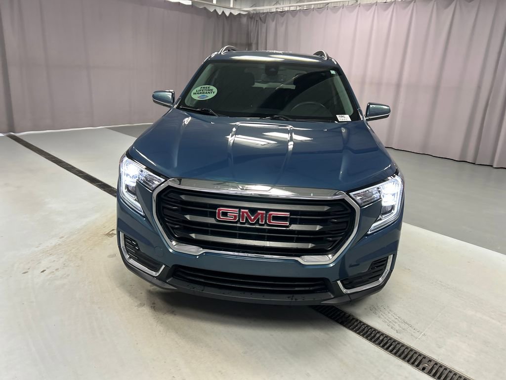 Used 2024 GMC Terrain SLE w/ Driver Convenience Package FWD image 2