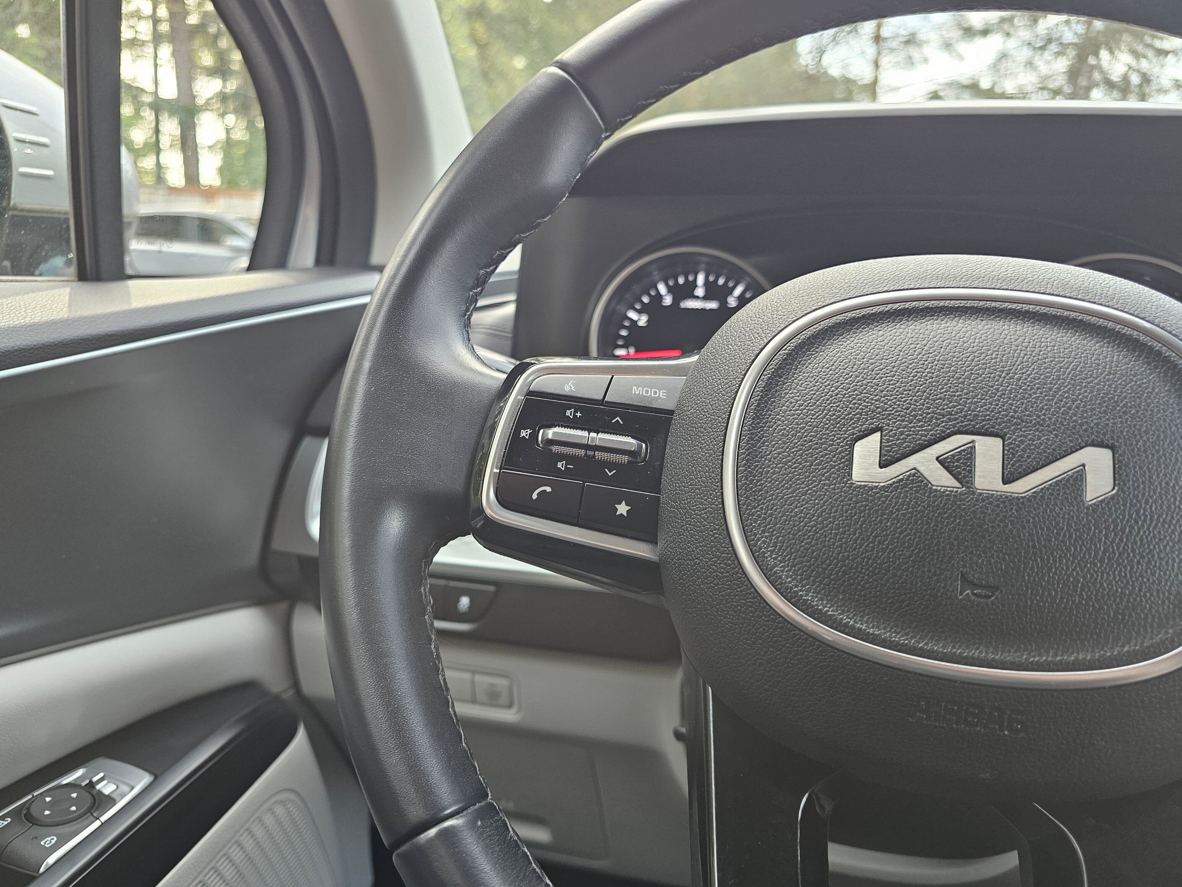 Used 2022 Kia Carnival LX FWD image 31