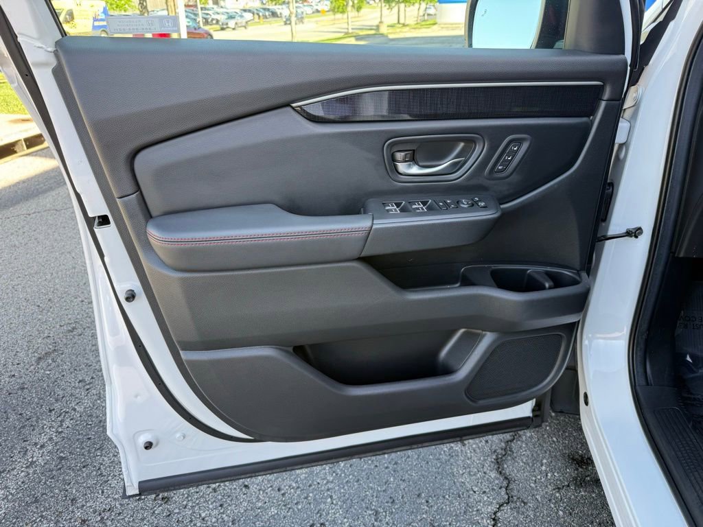 Used 2025 Honda Pilot Black Edition image 16