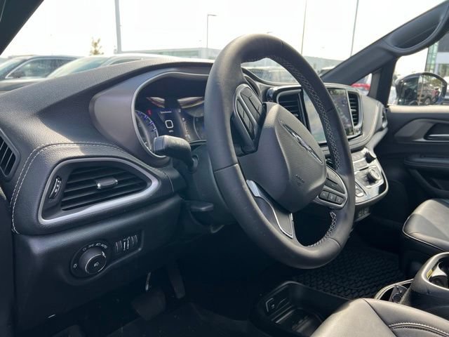 Used 2025 Chrysler Pacifica Select w/ Uconnect Theater Family Group AWD/4WD image 9