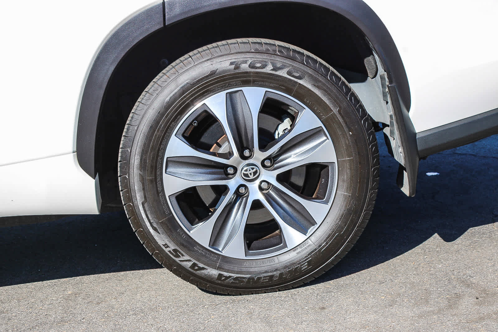 Used 2021 Toyota Highlander XLE AWD/4WD image 10