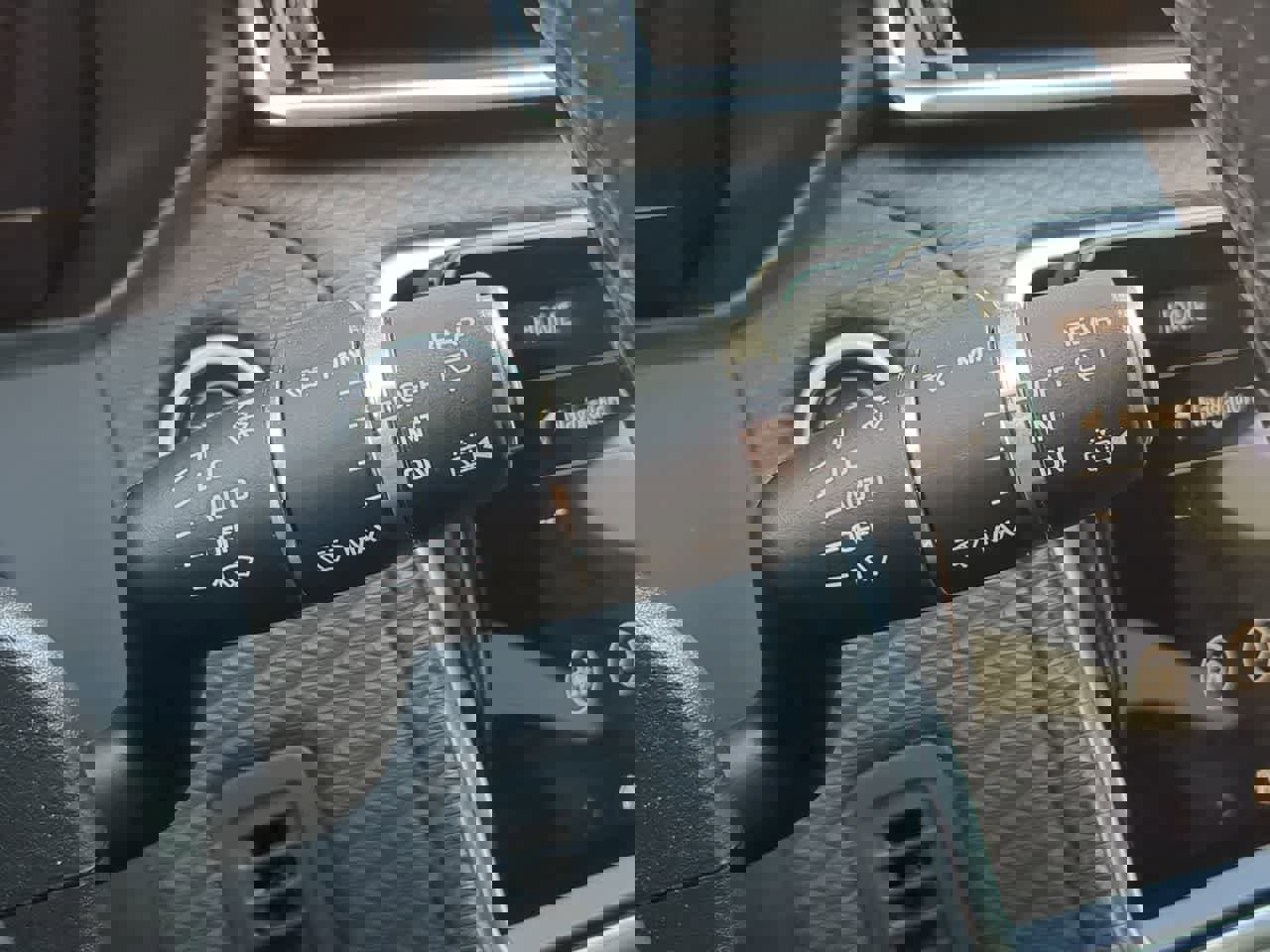 Used 2020 Land Rover Range Rover Velar R-Dynamic S image 27