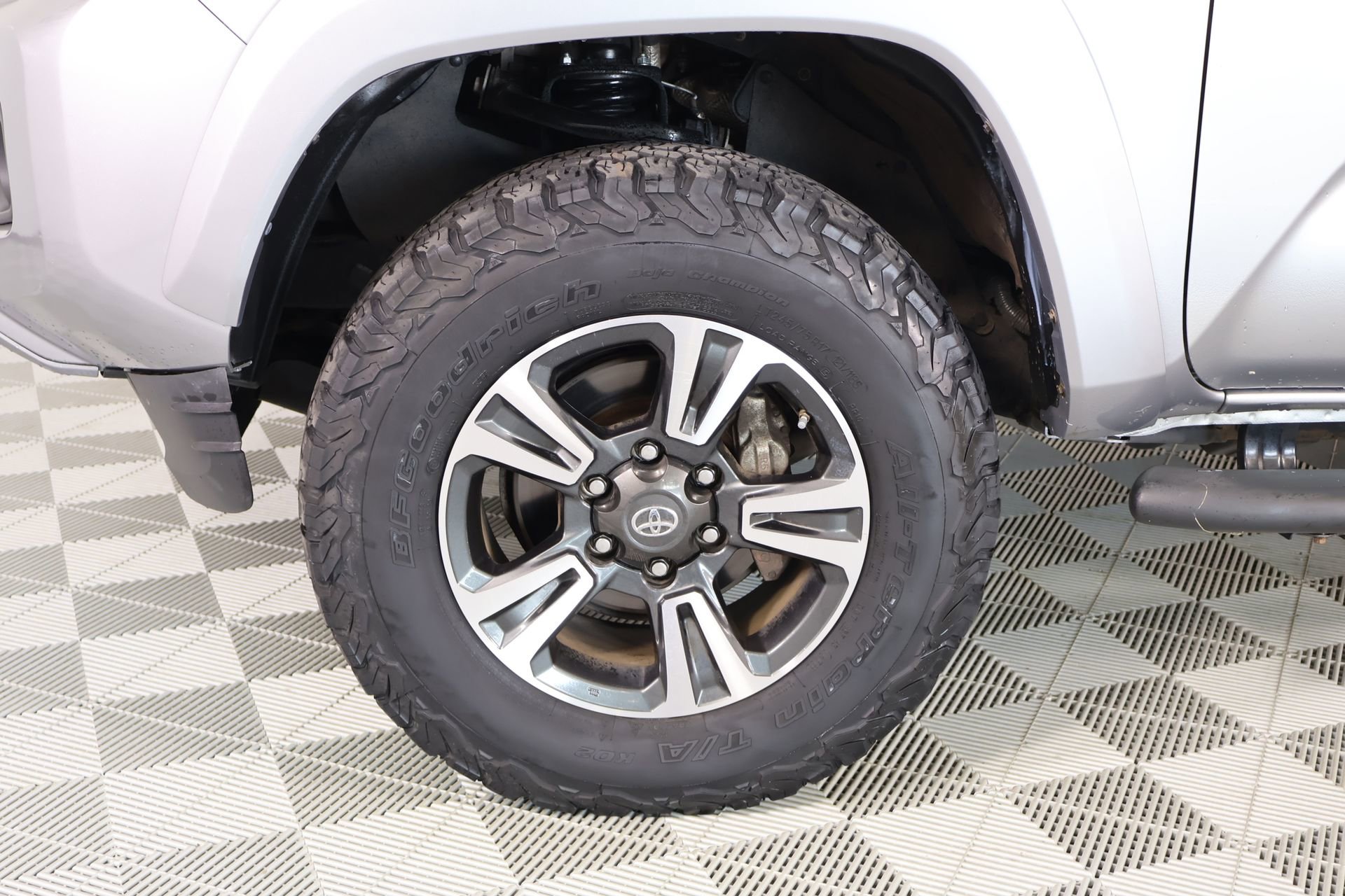 Used 2018 Toyota Tacoma TRD Sport w/ Technology Package AWD/4WD image 17